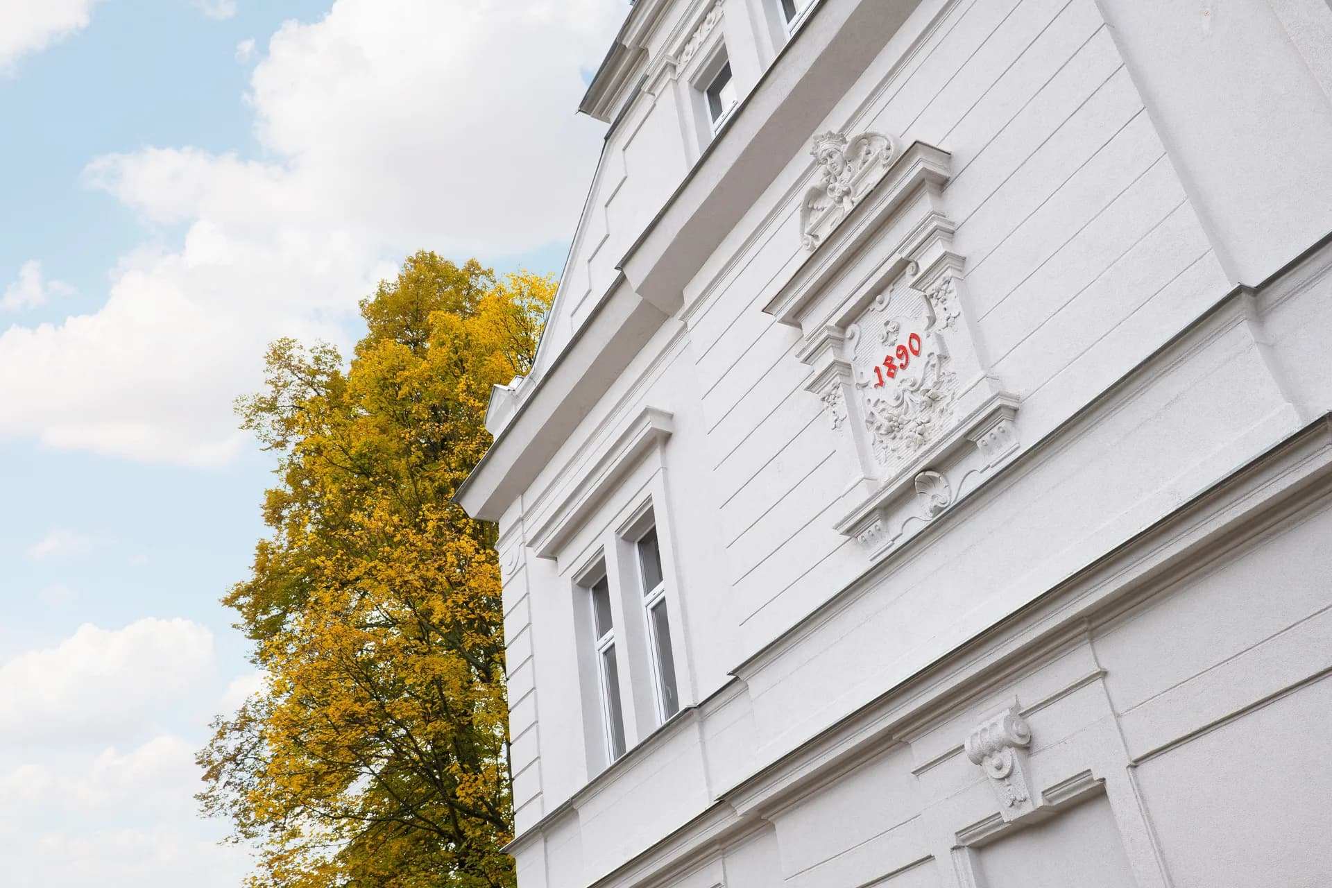 Detail historické fasády domu v Rychnově